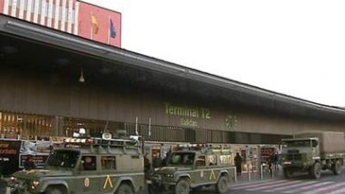 Vehículos de la UME acudieron al aeropuerto de Barajas en situación de pre-alerta.