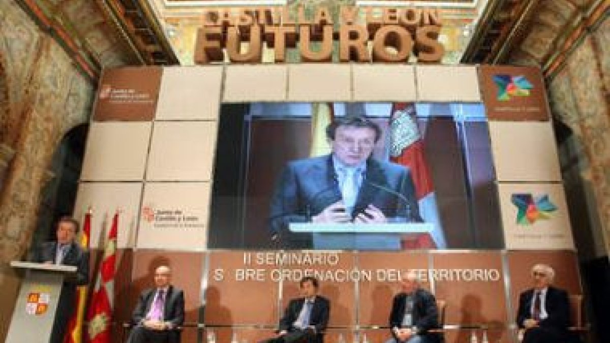 De Santiago-Juárez (en el atril) en la clausura del II Seminario sobre Ordenación del Territorio.