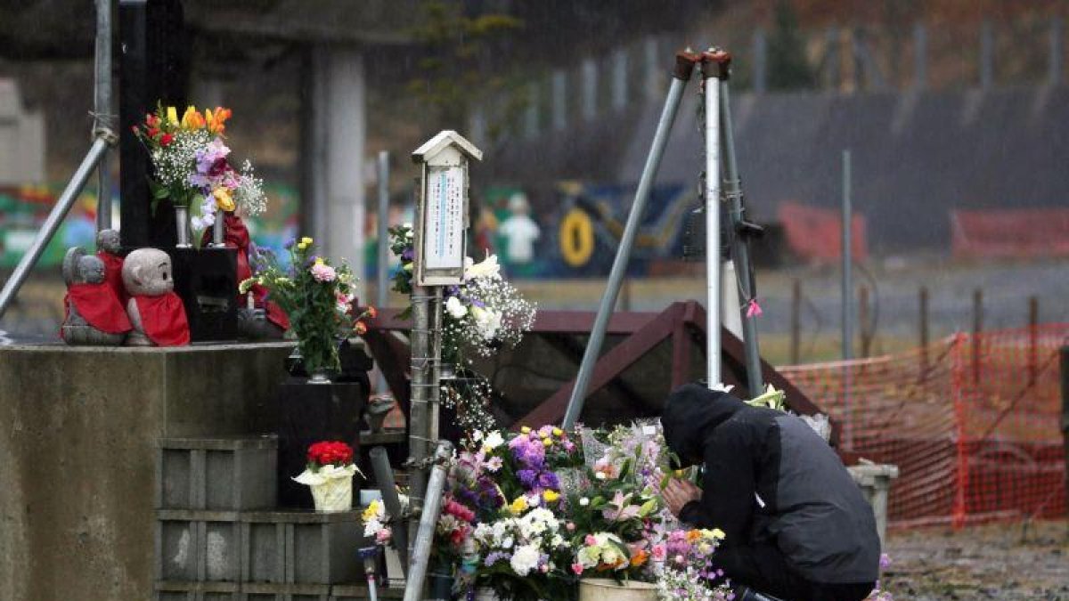 Un hombre ora en un altar de la víctimas del terremoto y tsunami en Fukusima, Japón.