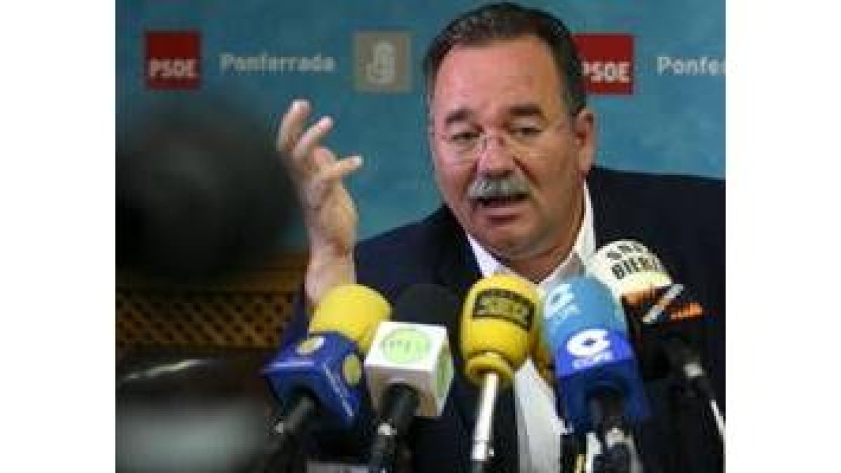 González Saavedra, en una rueda de prensa como portavoz municipal