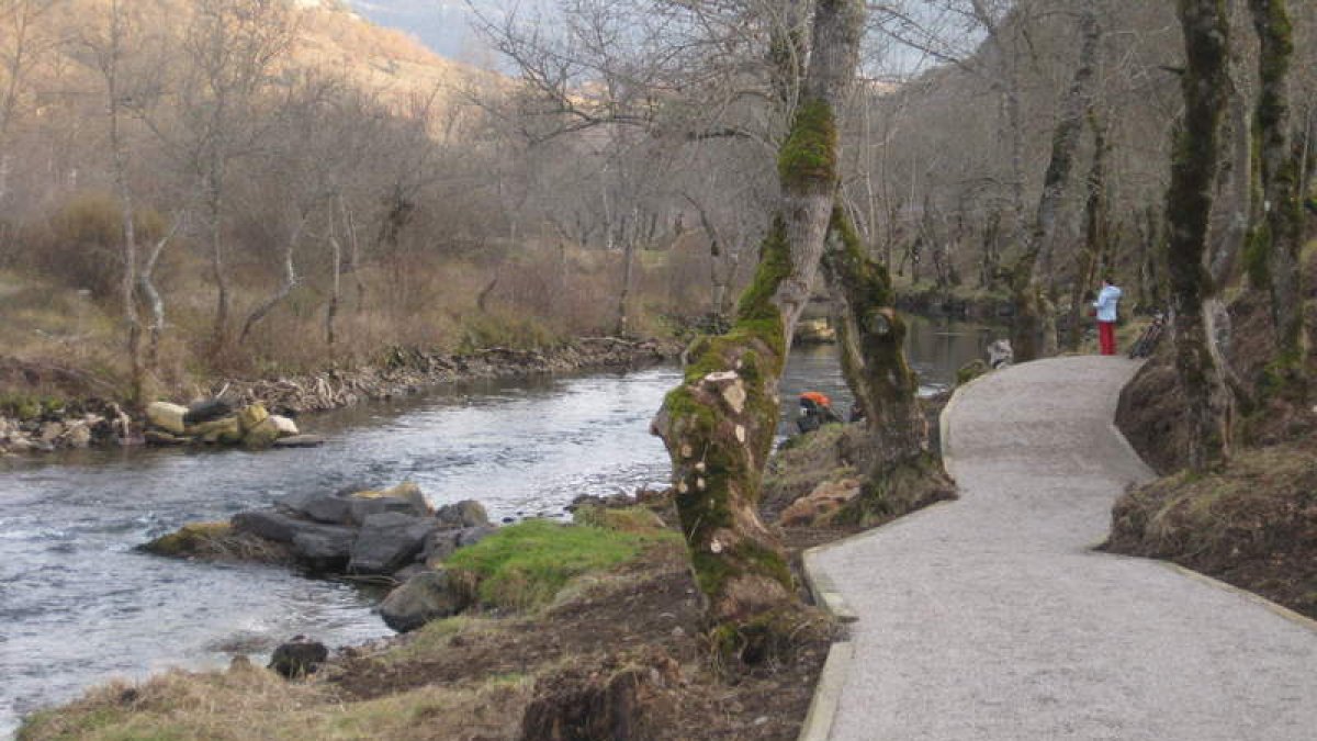 Se han construido dos sendas paralelas al río.