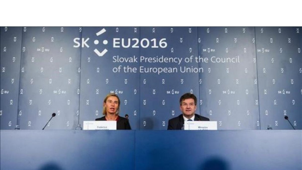 El ministro de Exteriores de Eslovaquia, Miroslav Lajcak, junto con la jefa de la diplomacia europea, Federica Mogherini, en Bratislava.