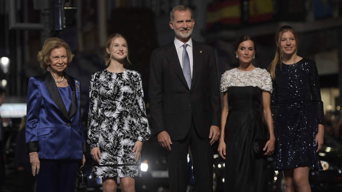La reina Sofía, la princesa Leonor, el rey Felipe VI, la reina 0Letizia y la infanta Sofía posan en el Teatro Campoamor. ELOY ALONSO