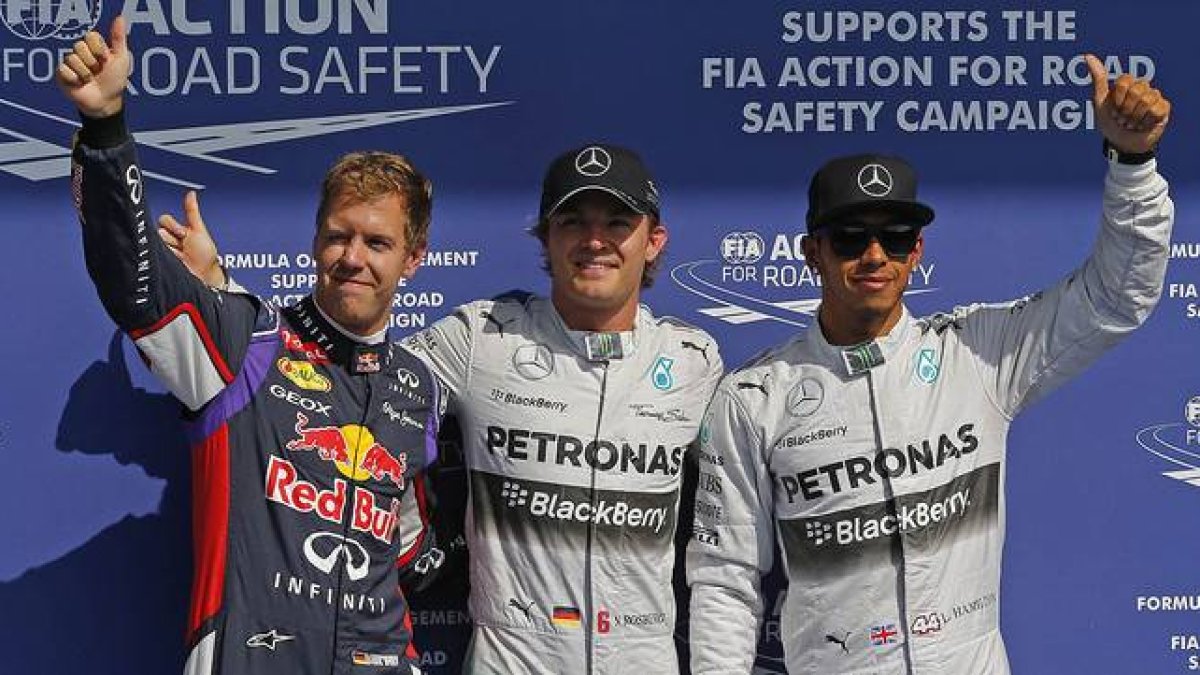 Nico Rosberg, escoltado por Lewis Hamilton (derecha) y Sebastian Vettel (izquierda).