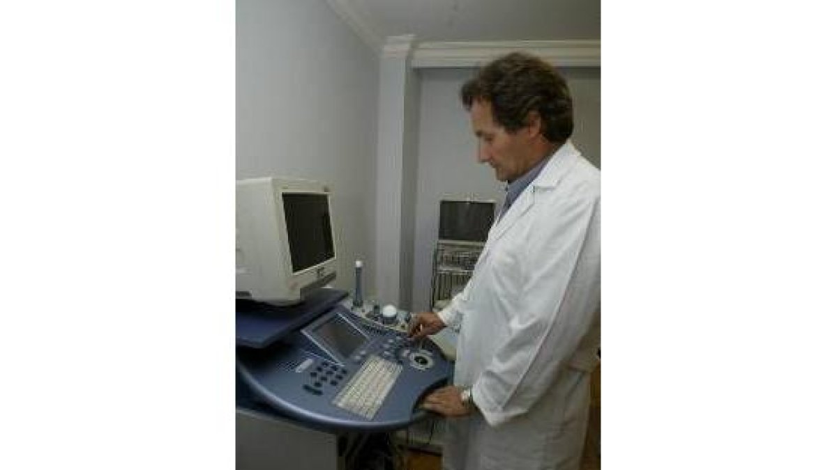 El doctor José Luis Díez ante el ecográfo de cuatro dimensiones