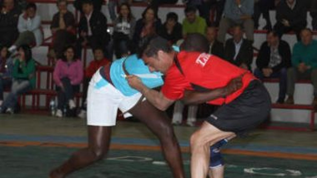 «El Zorro» de Ambasaguas dio su «alternativa» en el luche al senegalés Youss
