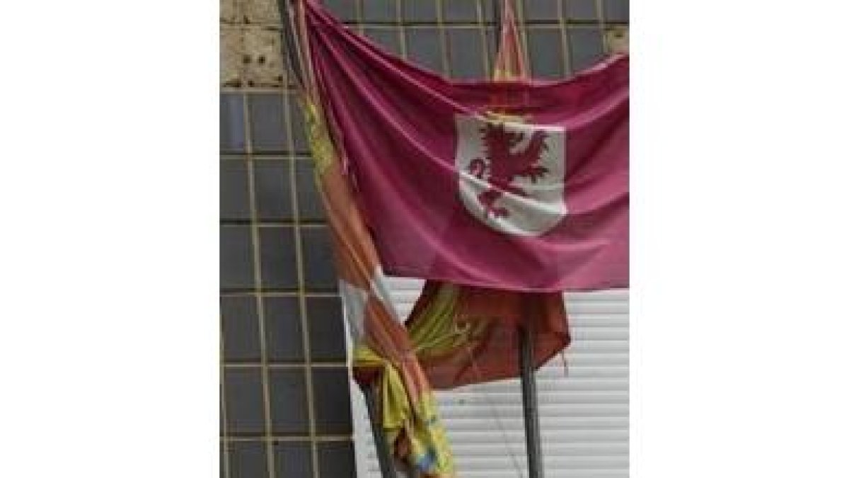 Bandera leonesista izada en el Colegio Teodoro Martínez Gadañón