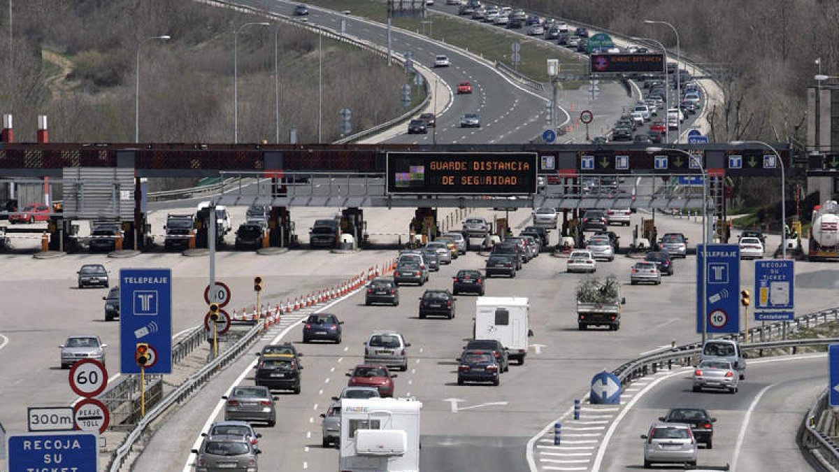 Tráfico denso en la AP-1 a su paso por Burgos y dirección Irún. RICARDO ORDÓÑEZ
