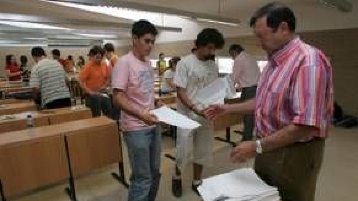 Los estudiantes de la comarca comenzaron ayer con las primeras pruebas de selectividad en el campus