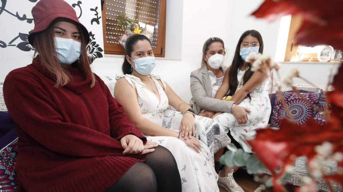 Yeniffer con sus tres hijas, Zarai, Tiffany y Angelina, en la casa que Cáritas les ha facilitado en Arcahueja. RAMIRO