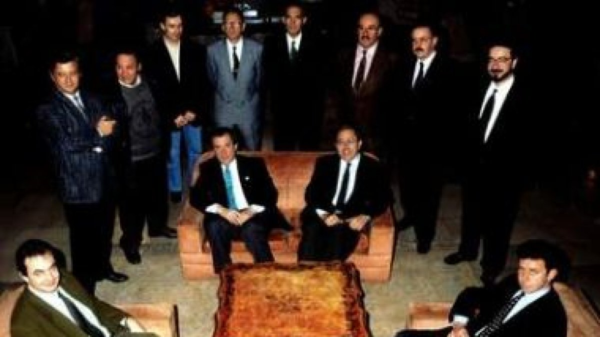 Foto oficial de los integrantes del Pacto por León de 1991