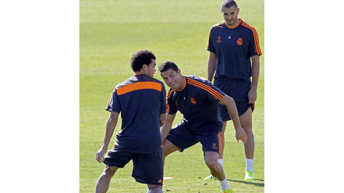 Pepe y Cristiano junto al delantero francés Benzema.