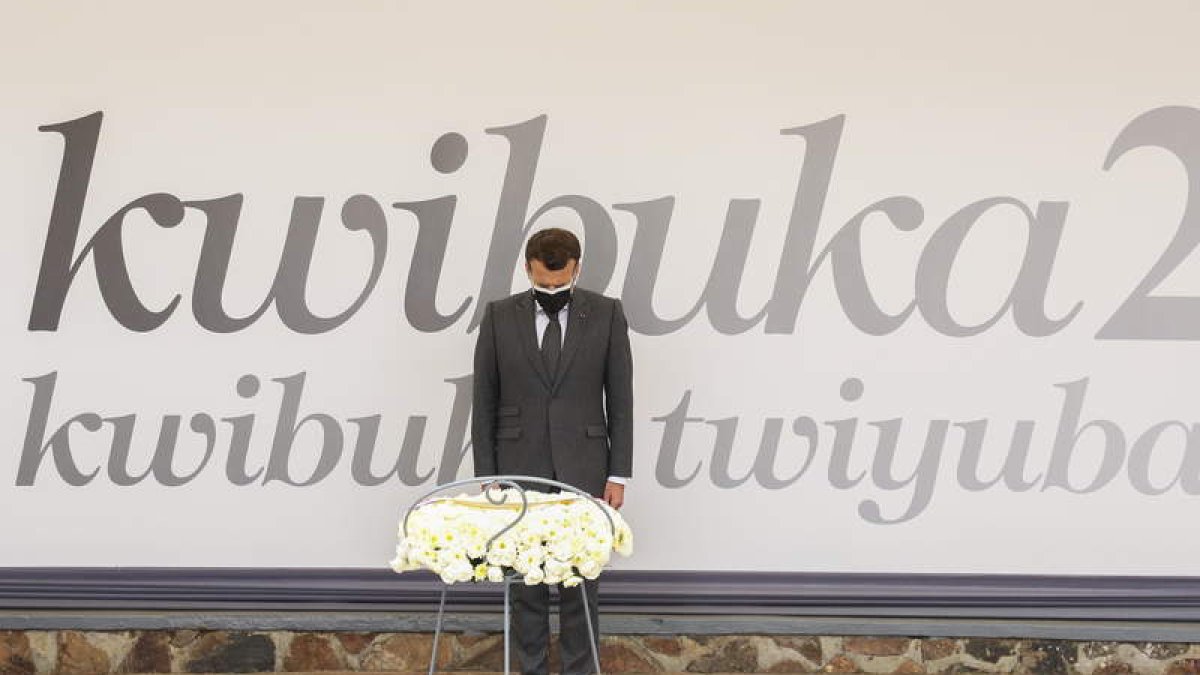 Macron hace una reverencia en el Monumento del Genocidio en Kigali. EUGENE UWIMANA