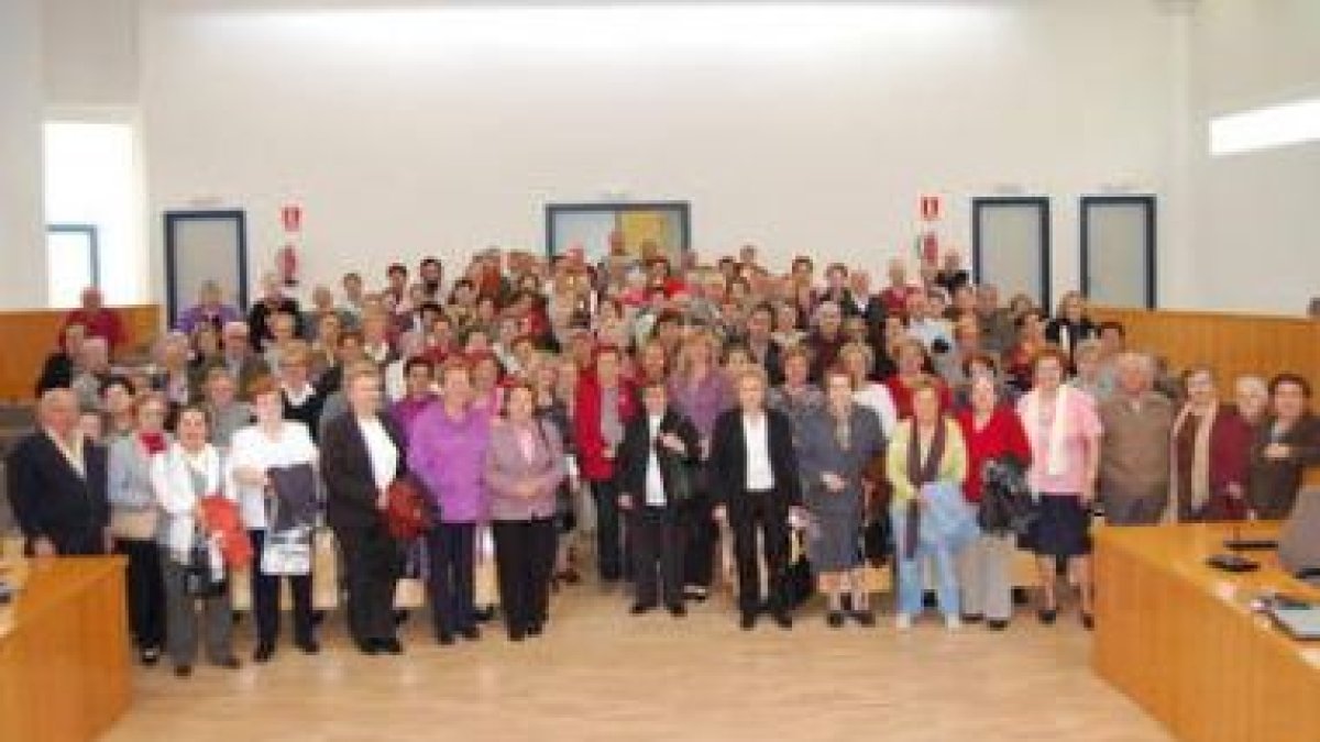 Todos los participantes en el programa Aulas de la Memoria durante la apertura del curso.