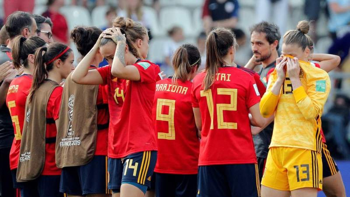 Las jugadoras de la selección española lamentan su eliminación del Mundial. JUAN CARLOS CÁRDENAS