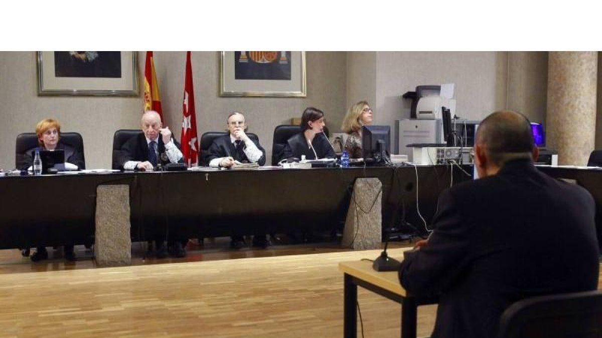 Fotografía de archivo (21/04/2014), en la que aparece la magistrada María Tardón (mesa-i), durante la primera jornada del juicio en el Tribunal Supremo de Justicia de Madrid contra el magistrado Elpidio Silva.