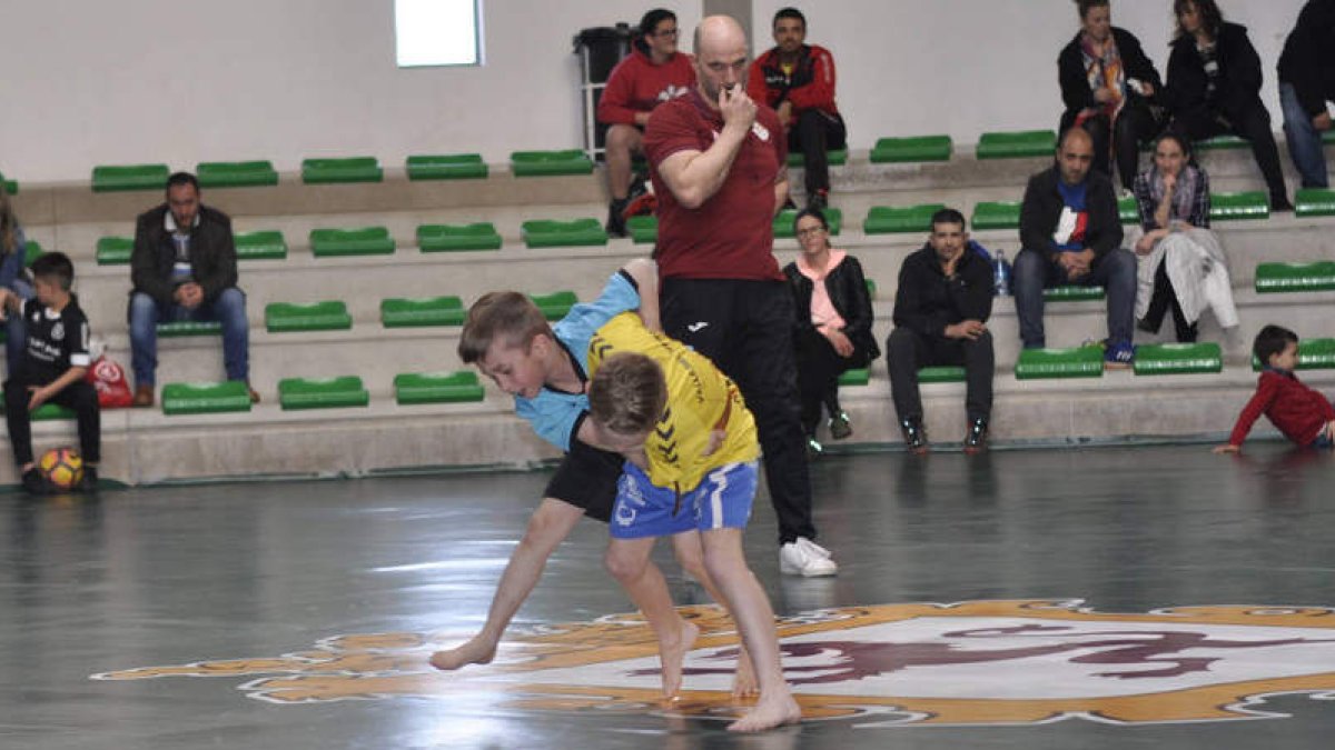El Luchódromo de León albergó un torneo de altos vuelos. A. QUIÑONES