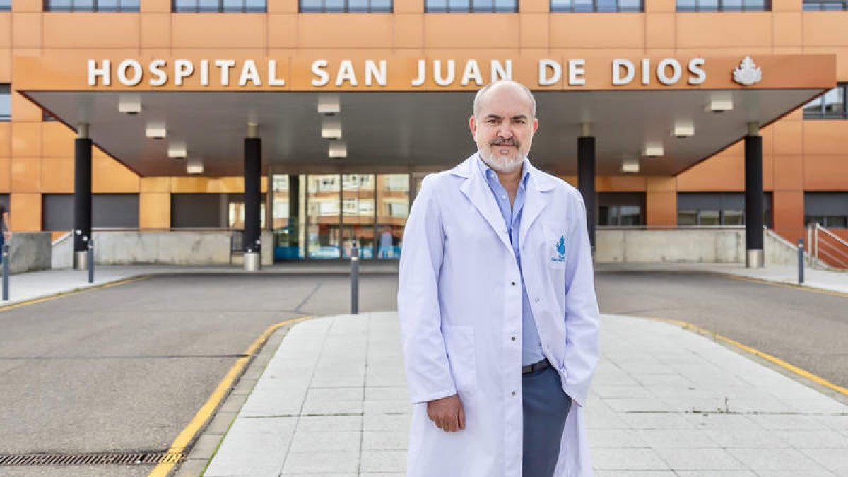 El doctor Valle Folgueral está al frente de la Unidad de Patología Compleja de Columna del Hospital San Juan de Dios. DL
