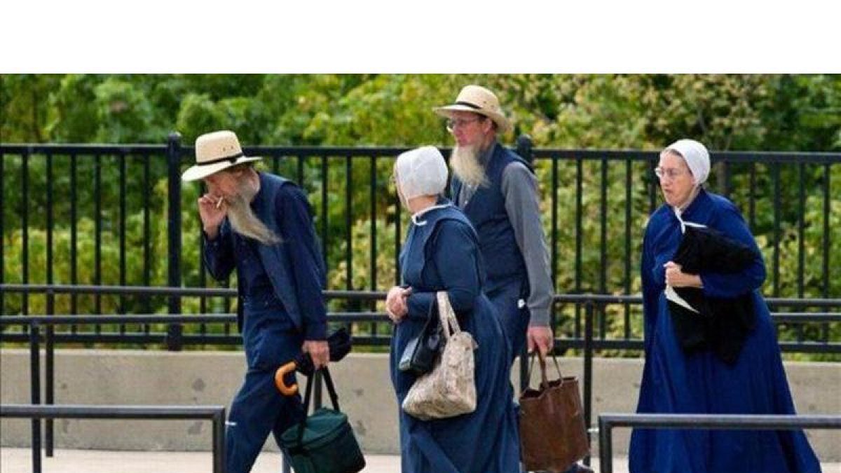 Miembros de la comunidad amish entrando en el juzgado.