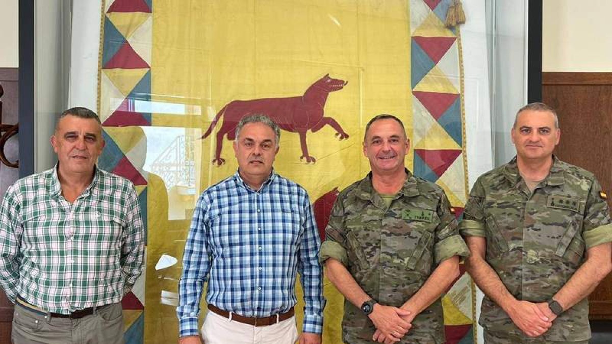 El alcalde reunido con los mandos del Ralca. DL