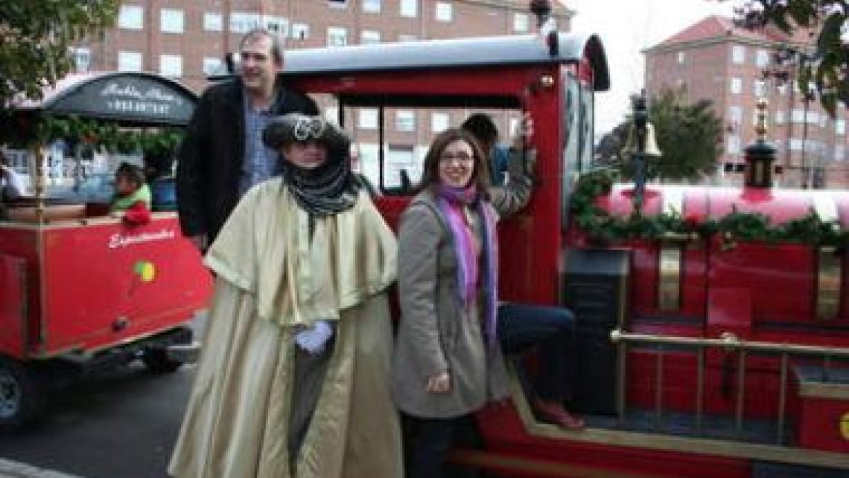 El concejal de Participación Ciudadana, Vicente Canuria y la edil de Turismo, Susana Travesí, en Ar