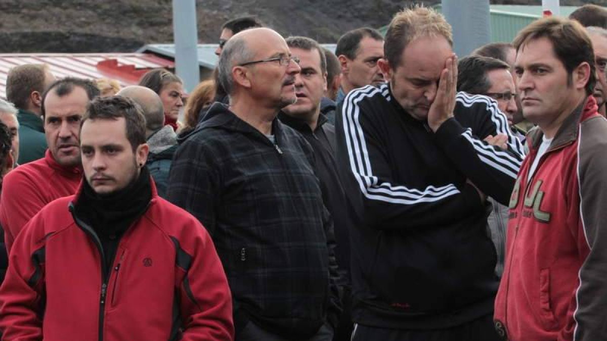 Caras largas y desesperación durante la espera del traslado de las víctimas.