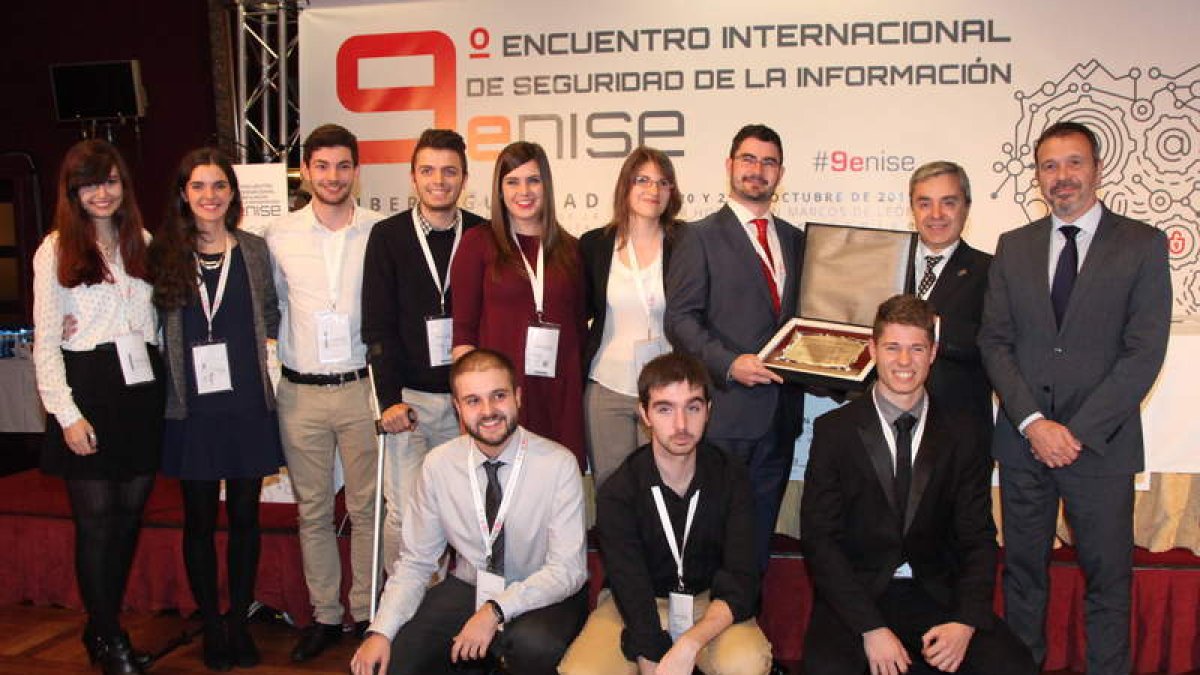 Los ganadores del premio del Enise, con el director general del Incibe ayer.
