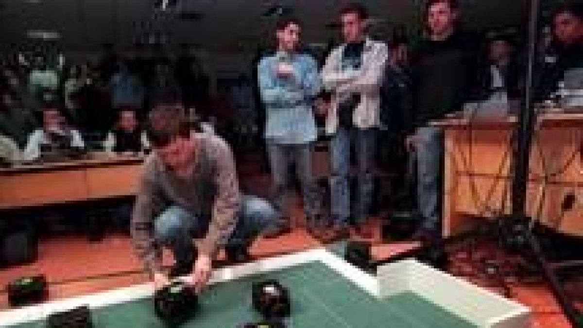 Unos estudiantes de ingeniería preparan sus robots para que jueguen un «partido de fútbol»