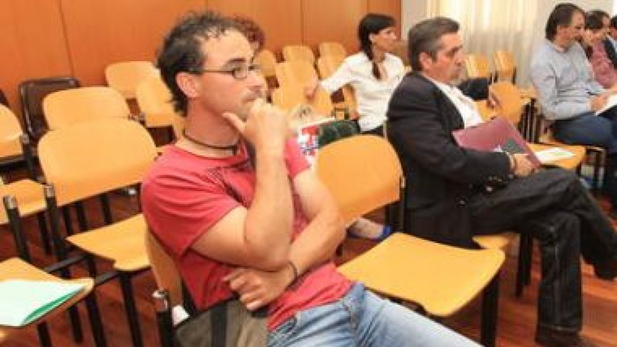 El funcionario que lanzó la moneda, entre la interventora del PSOE -