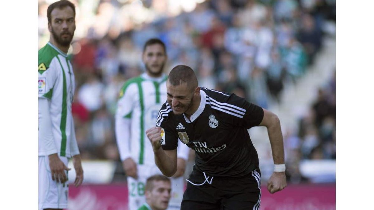 Benzema celebra el primer gol del Real Madrid, ayer, frente al Córdoba.