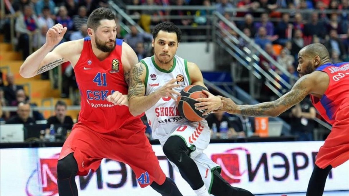 Larkin controla el balón en un partido de Euroliga ante el CSKA