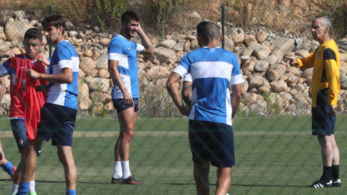 Terrazas da instrucciones a sus jugadores durante un entrenamiento en el Anexo. L. DE LA MATA