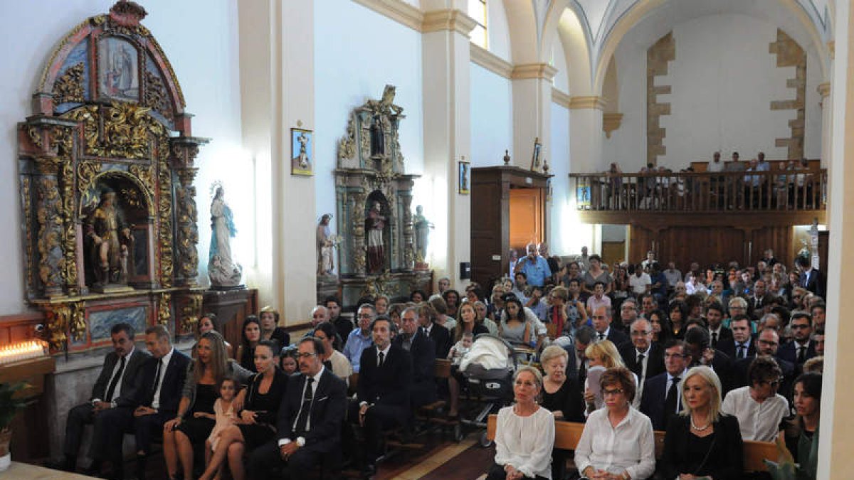 La iglesia, restaurada gracias a la generosidad de Antonino Fernández, estaba repleta. JAVIER SUÁREZ-QUIÑONES