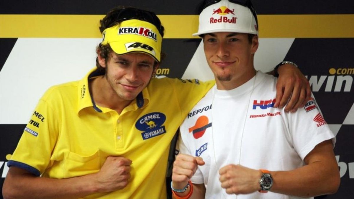 El veterano piloto italiano Valentino Rossi, 38 años, compañero del norteamericano Nicky Hayden, cuyo fallecimiento ha sido anunciado este lunes por los médicos que le atendían en el hospital de Cesena donde había sido ingresado el pasado martes tras estr