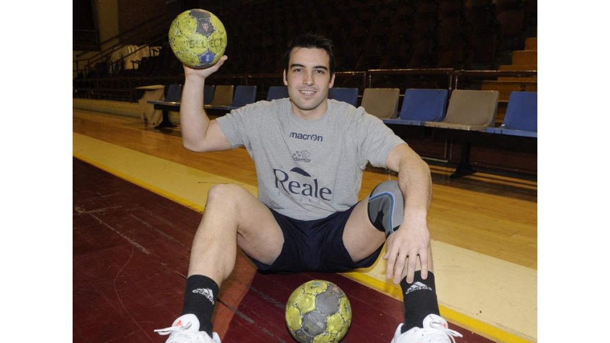 El jugador del Ademar, Carlos Ruesga, quiere seguir liderando la tabla de máximos artilleros.