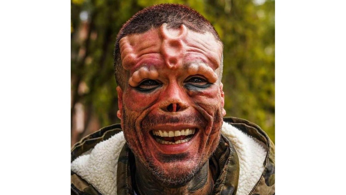 Henry Rodríguez, arriba. Abajo, el personaje Red Skull de Marvel. KRYS PASIECNIK / CORTESÍA HENRY RODRÍGUEZ