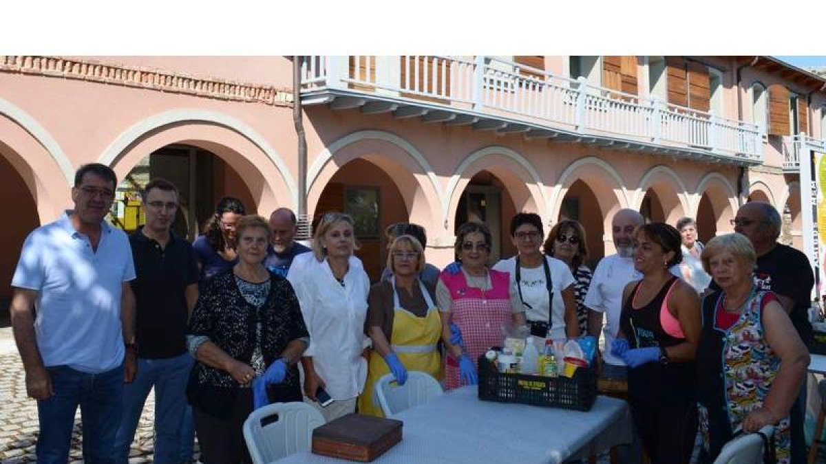 El alcalde y el director del museo, con los alumnos. CASTRO