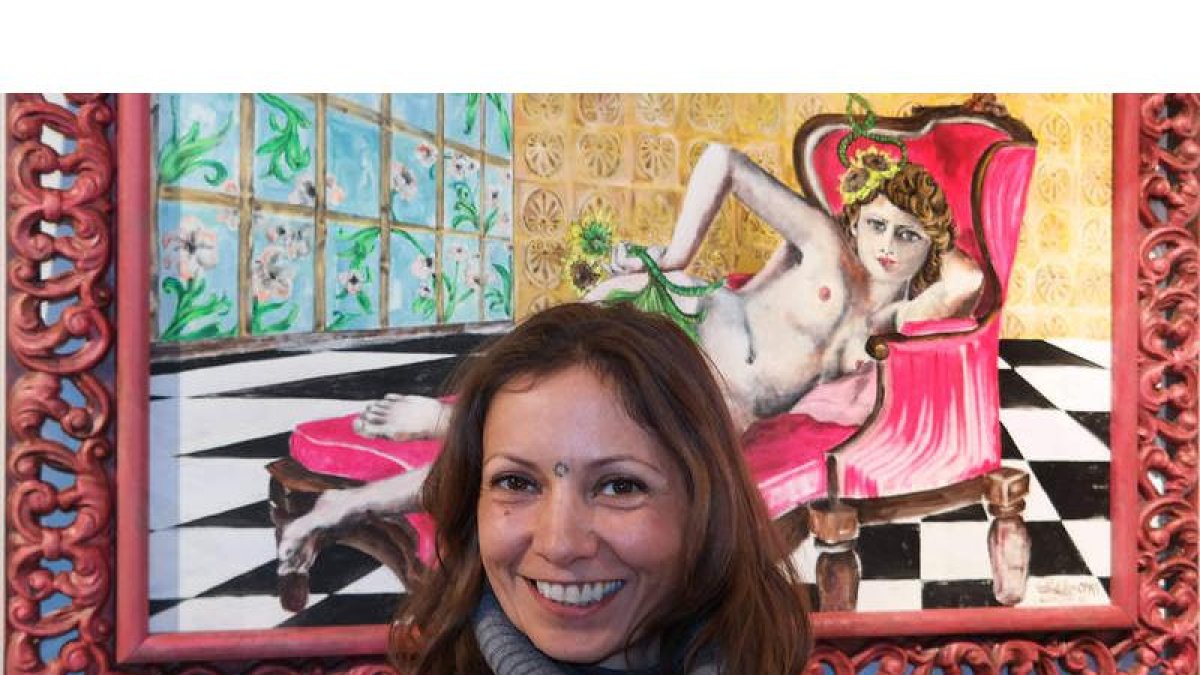 La artista Isabel Lorena Oms posa delante de una de sus obras.
