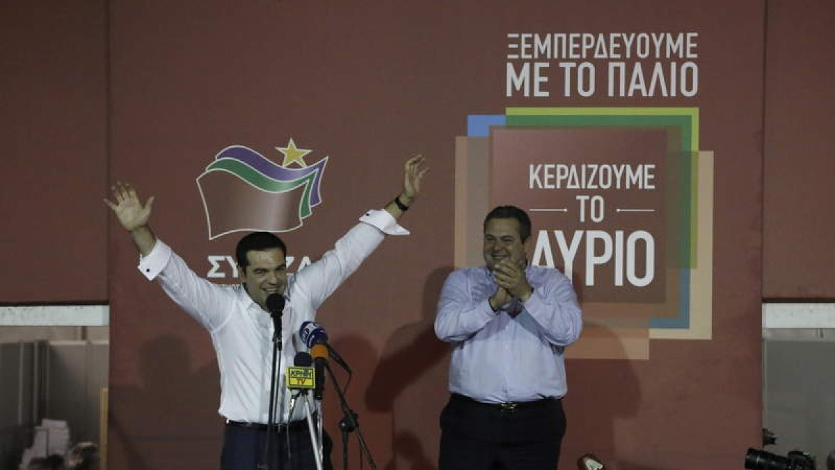 Alexis Tsipras saluda a sus seguidores tras conocer su victoria en los comicios.