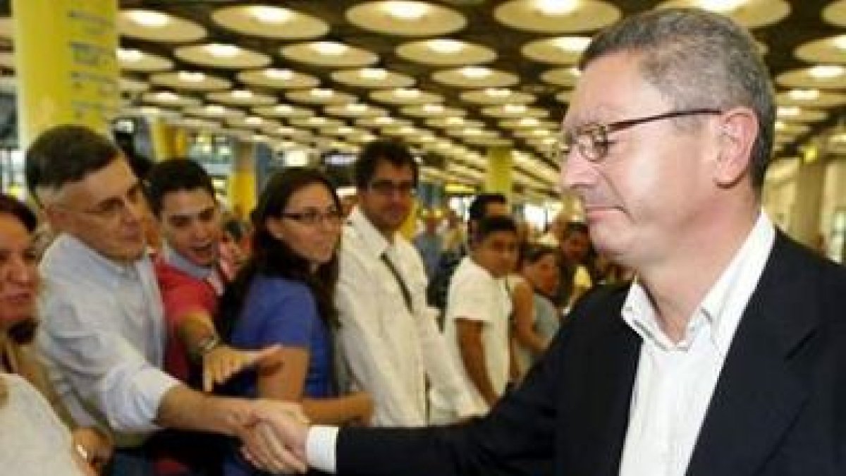 Gallardón recibió a su llegada a Barajas el calor de los madrileños tras la decepción olímpica.