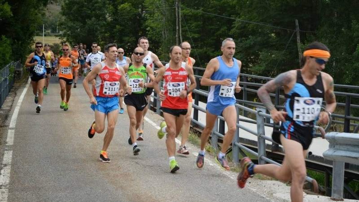 Laura Sánchez y Alberto González (abajo) ganaron en Sena un cross con muchos participantes.