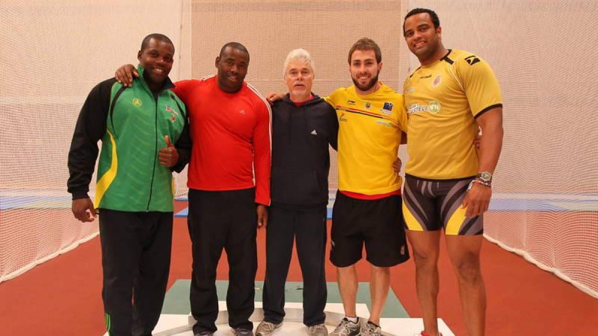 Casañas (i) junto a su entrenador Simarro y compañeros.