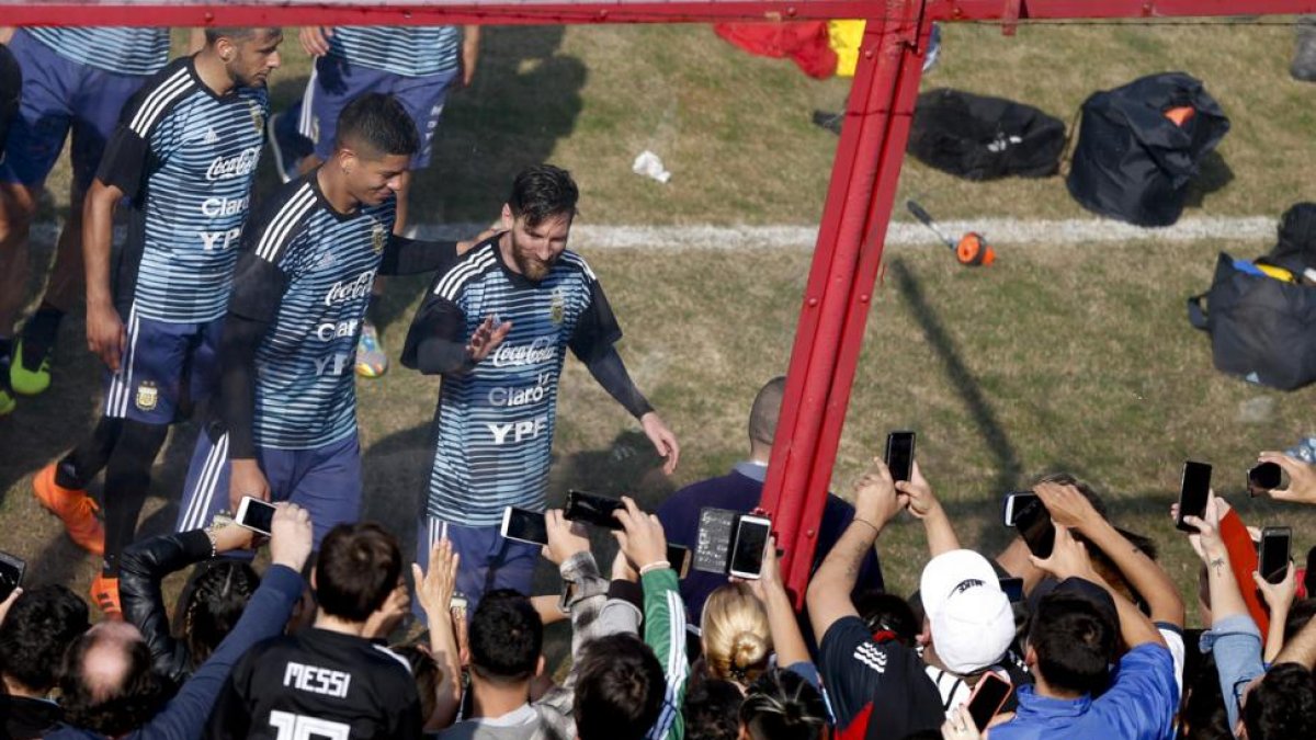 Messi, junto a sus compañeros, es aclamado en el entrenamiento a puertas abiertas de Argentina.