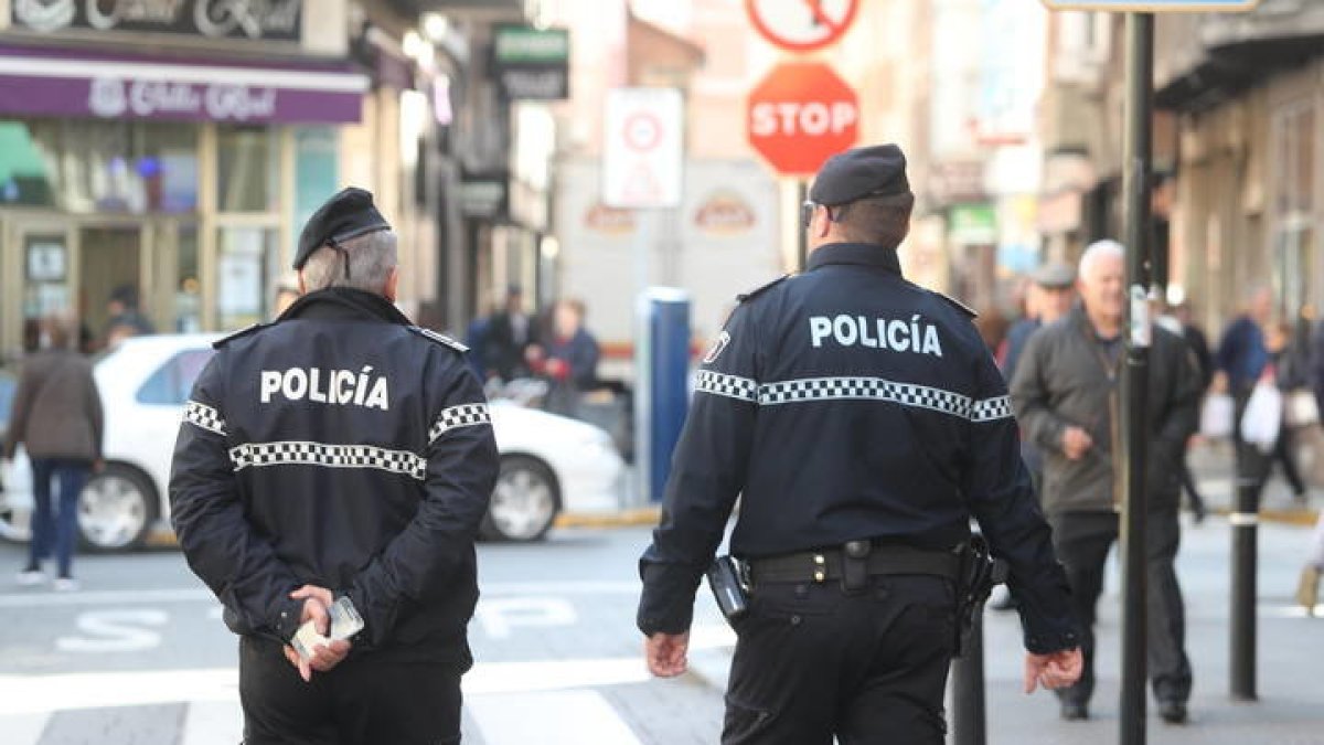 Agentes de la Policía Municipal de Ponferrada. L. DE LA MATA