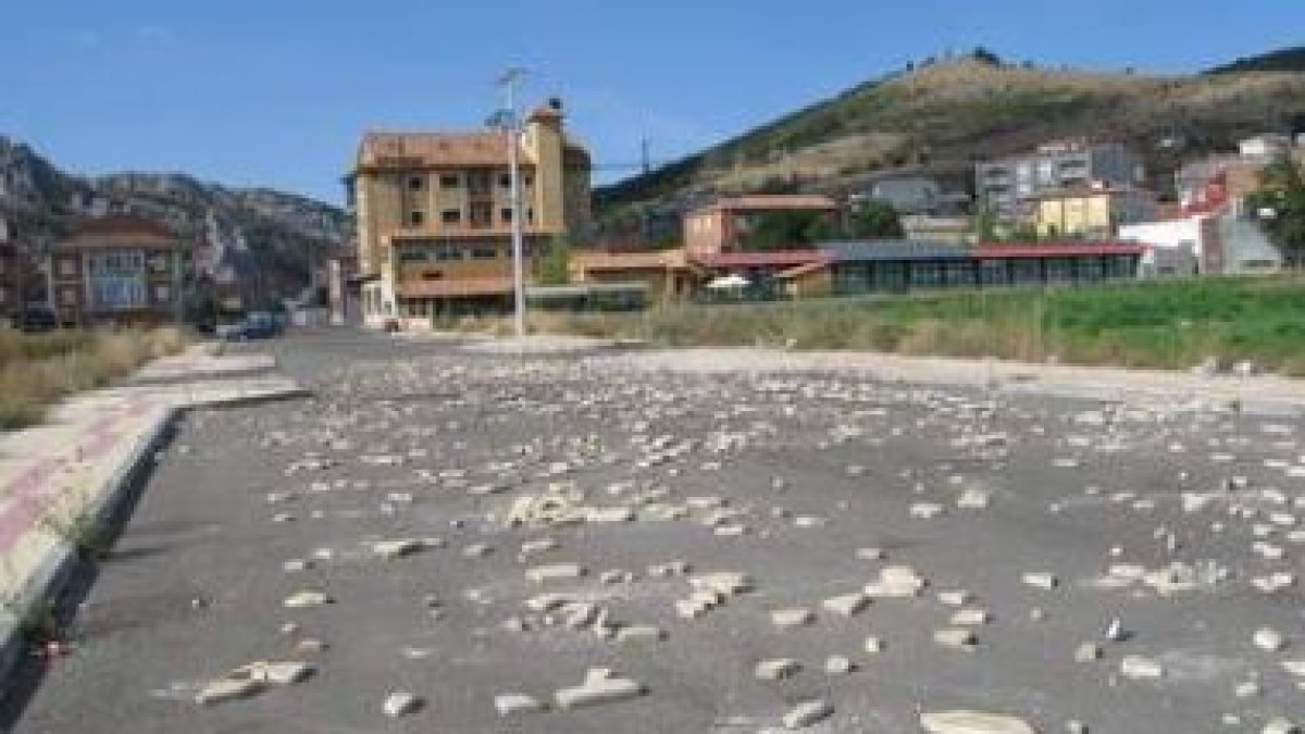 Los restos de baldosas destrozadas fueros esparcidos por la calzada de la calle de La Ribera.