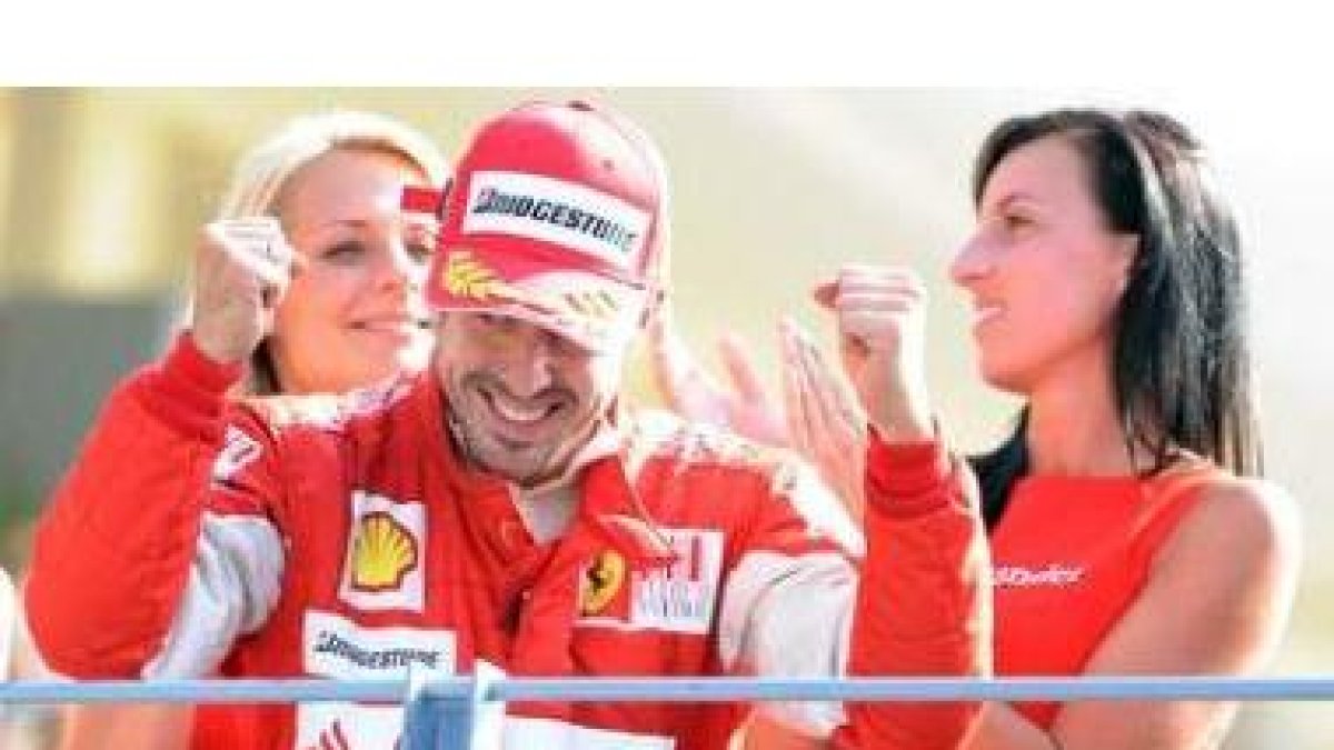 Fernando Alonso celebra su triunfo en uno de los escenarios míticos de la Fórmula 1.