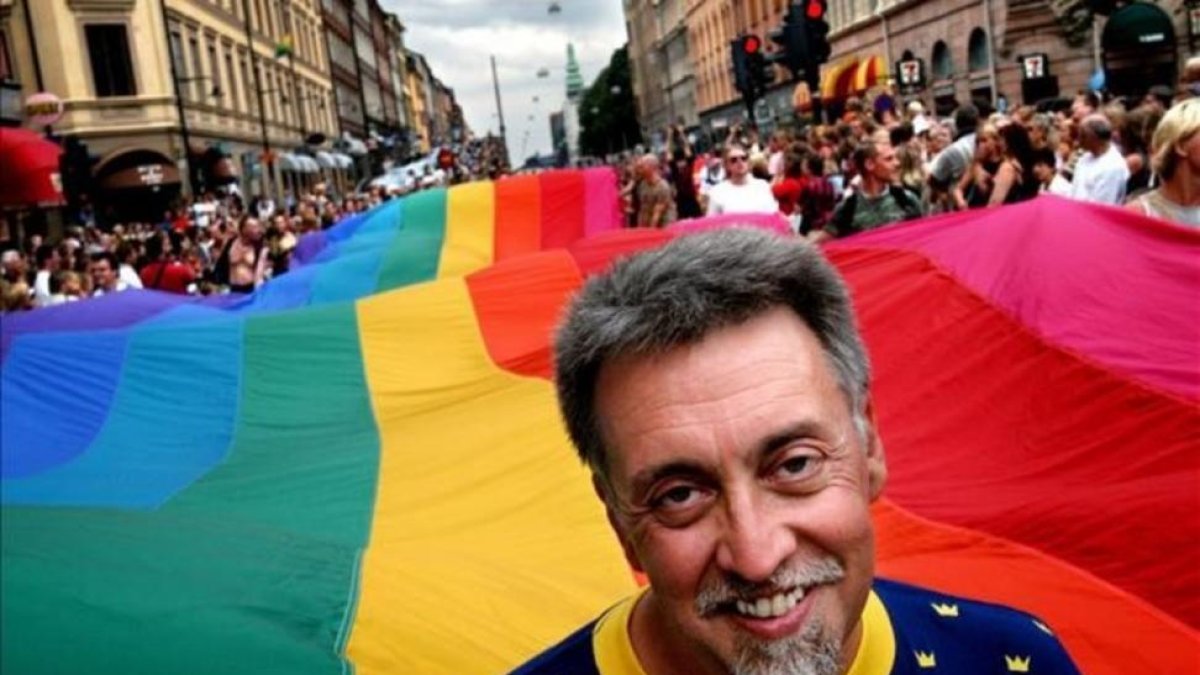 Gilbert Baker, artista y activista por los derechos civiles, junto a una bandera arcoíris de 250 metros, en el desfile del orgullo gay de Estocolmo en agosto del 2003.