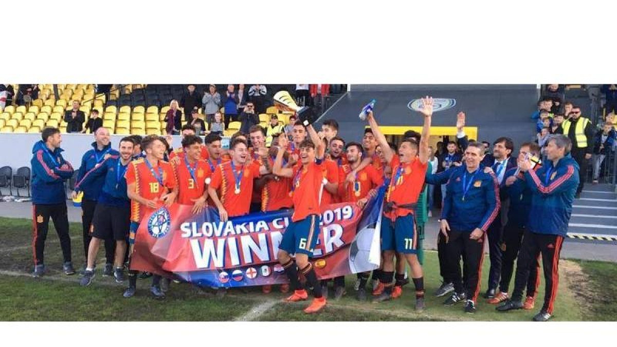 El leonés Iván Morante logró un nuevo éxito en su carrera futbolística y lo hizo liderando a la selección española sub-18 en la que ya ejerce como su capitán. ANA BELÉN RUIZ JEREZ