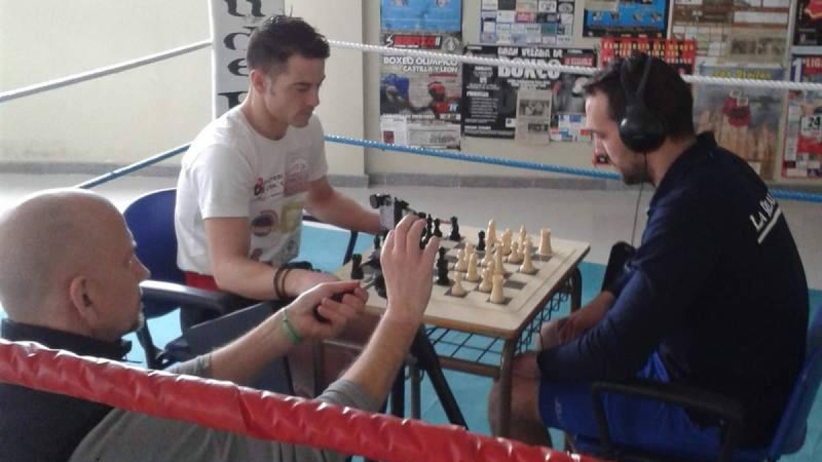 Jonatan Rodríguez disputa una partida de ajedrez en el gimnasio de Alfredo Arrojo para prepara la pelea en la modalidad de chess-boxing.