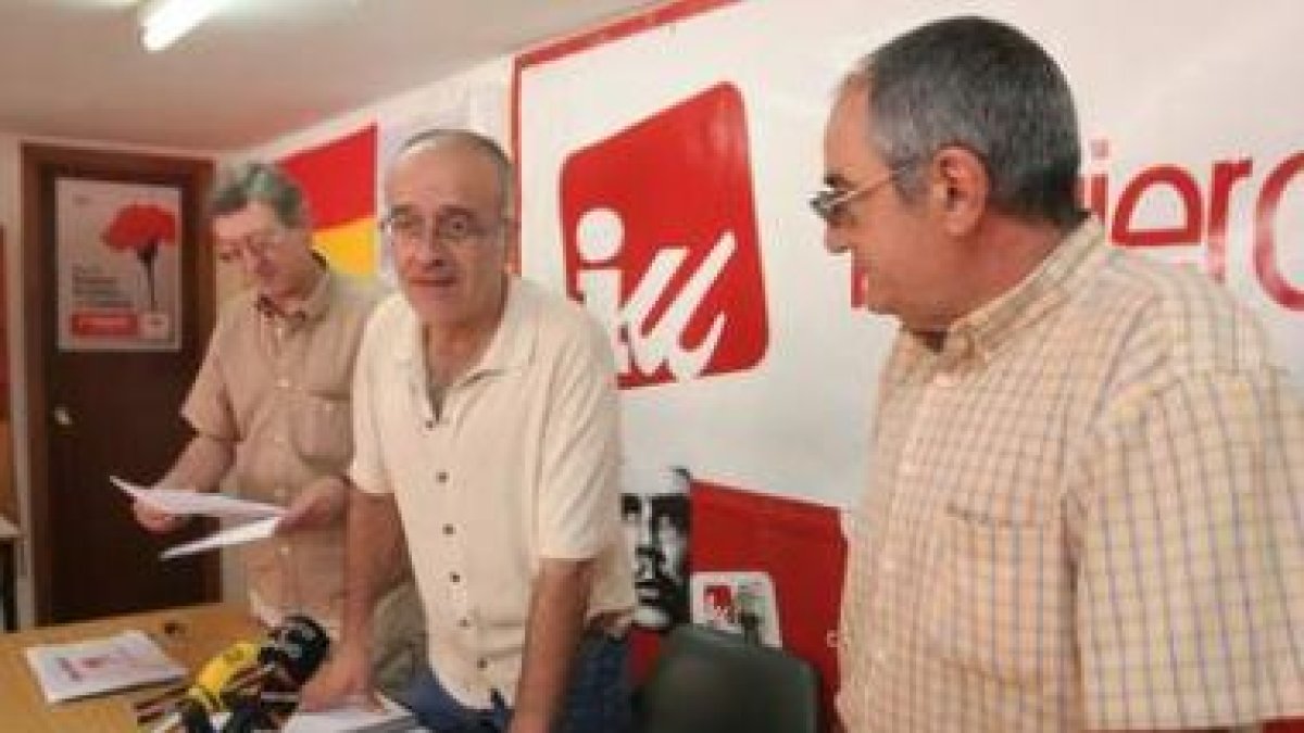 Núñez (centro), con otros miembros de la ejecutiva.